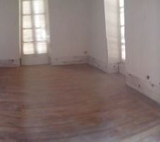 Le salon post travaux préparatoires. (Mon tel fait des panoramiques nazes, oui.)