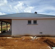 Peinture blanche sur planche de rive