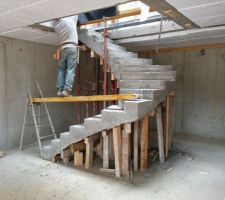 Escalier du sous-sol 2/4 tournants, sans aucun soutien sur l'arrière !?