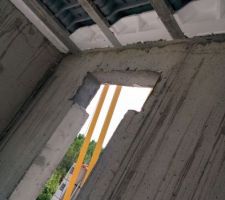 Détail de la reprise du coffre a volet roulant oublié lors du coffrage