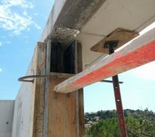 Déplacement d'une la fenêtre de l'étage mal positionnée : coffrage de la reprise du chainage vertical