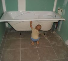 P'tit Loulou qui a trouvé son QG .. la baignoire!