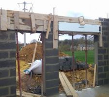 Pose des volets roulants.
Le matériel pour la dalle de l'étage a été livré :)