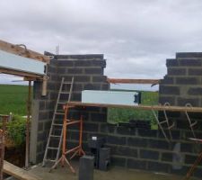 Pose des volets roulants.
Le matériel pour la dalle de l'étage a été livré :)