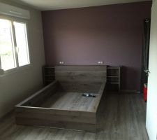 Une partie de notre chambre avec placard à droite et prise USB   interrupteur au dessus du lit. Je recommande à tout le monde, c'est génial et ultra pratique pour les accros du téléphone comme moi !
