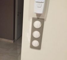 6 mois dans la maison et déjà des modifs..... J'ai transformé une boîte de 2 interrupteur en une boîte de 3. Pour faire 3 zones de spot (cuisine, salon et sejour) Il s'agit de variateur pour spot LED. 
On a fait cette modif pour pouvoir tamisé la lumière le soir et le matin, on aurait du y penser avant mais bon. Content du resultat. (La photo a été prise avant de faire la petite retouche peinture nécessaire à gauche des interrupteurs)