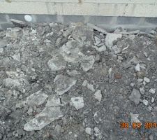 Avant, il y avait de la terre v&eacute;g&eacute;tale...
Maintenant, des gravats.