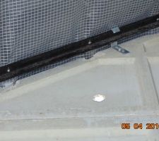 La hauteur de la toiture est réglable (vous pouvez voir une patte de réglage) mais au lieu de cela ils ont découpé les plaques....