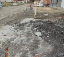7 cm de b&eacute;ton coul&eacute; accidentellement de la route jusqu'au vide sanitaire.
Un partie a &eacute;t&eacute; cass&eacute;e et &eacute;tal&eacute;e le long du vide sanitaire, merci du cadeau.
En dessous il y a des schistes noirs et une b&acirc;che (acc&egrave;s chantier provisoire). Super, j'appr&eacute;cie.