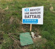 Première pierre "symbolique" sur le terrain