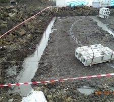 Les chainages verticaux, dispos&eacute; tout les 2m40 sur l'ensemble des murs (&agrave; cause de l'argile), qui seront repris par le dessus une fois la dalle coul&eacute;e.