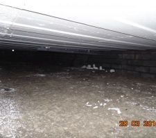 Le plancher vu de dessous.
Les tuyaux PVC sont bien fix&eacute;s de fa&ccedil;on "souple" au plancher, et non pas pos&eacute;s n'importe comment sur des parpaings au sol.