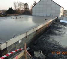 Vide sanitaire fini, et on voit les rupteurs de pont thermique qui affleurent.
On voit aussi la catastrophe de la toupie qui a renvers&eacute; du b&eacute;ton sur le terrain.