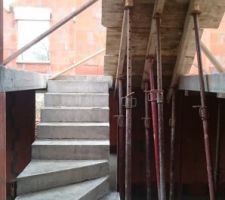 Escalier pour accès à l'Etage_Supérieur (vue de dessous)