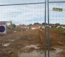 Debut des travaux de viabilisation du lotissement. Notre rue sera en sens unique, &ccedil;a c'est cool !