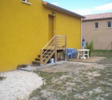 Terrasse en caillebotis, 10m2.tout le long de nos allées (porte d'entrée, et garages) il y a des bornes solaires (effet très sympa)