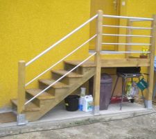 Et voila nos escaliers nous permettant d'accéder à la porte d'entrée; bois   acier, sur dalle en ciment.il reste quelques finitions à faire, et le vernir