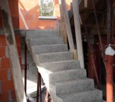 Le 12/04/2016:décoffrage des escaliers en cours AU moment de notre petite visite du chantier du jour