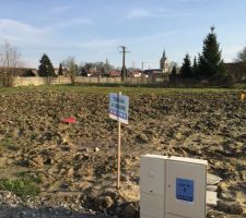 Vue de l'entr&eacute;e de la parcelle.
Nous aurons une all&eacute;e d'environs 13 m