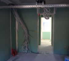 1ere couche d'enduit dans le garage et fil électrique en attente du tableau