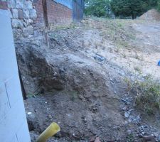 Partie à terrasser et à enrocher vue de l'auvent derrière la maison