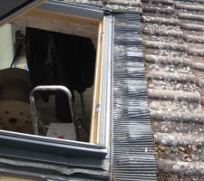 Le bas du velux semble enfoncé formant une gorge
le bas en triangle du raccord latéral n'est pas soutenu