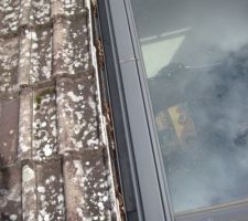 Tranchis de tuiles de raccord velux
 les découpes semblent trop importantes , la mousse déborde légèrement