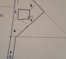 Terrain triangulaire d'environ 700m2 au total. L'all&eacute;e est priv&eacute;e.