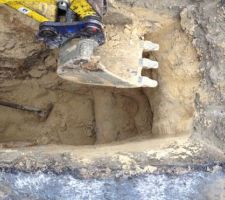 Ouverture de la chaussée et du trottoir pour mise en place raccordement TAE - la canalisation du TAE sous la chaussée