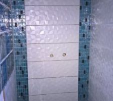 La douche habillée en blanc et mosaïque turquoise