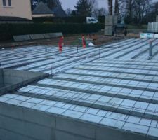 Mise en place des hourdis isol&eacute; UP 23 et de la feraille avant coulage de la dalle.