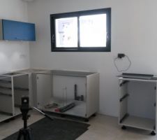 Pose de notre cuisine choisie chez Schmidt. manque le plan de travail en granit noir