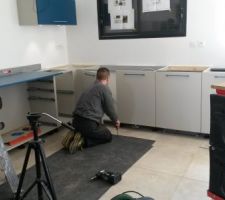 Pose de notre cuisine choisie chez Schmidt. manque le plan de travail en granit noir