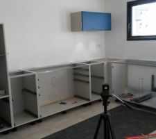 Pose de notre cuisine choisie chez Schmidt. manque le plan de travail en granit noir