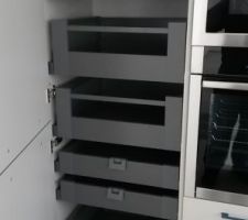 Pose de notre cuisine choisie chez Schmidt. manque le plan de travail en granit noir