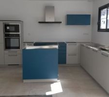 Pose de notre cuisine choisie chez Schmidt. manque le plan de travail en granit noir