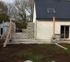 Ca monte
on aper&ccedil;oit la future fen&ecirc;tre du cellier