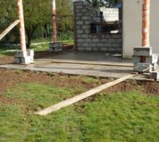 Les poteaux de la terrasse couverte ont &eacute;t&eacute; coul&eacute;s