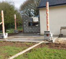 Les poteaux de soutien de la terrasse couverte ont &eacute;t&eacute; coul&eacute;s