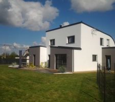 Voici les dernières améliorations de l'extérieur, plantes grasses, carrelage sur partie béton,  ajout terrasse bois devant chambre. Manque finition électrique avec spots et barres led, deux gros pots sur terrasse et la table de jardin digne de ce nom. Ainsi qu'une reprise de pelouse.petit à petit ça ressemble à notrre idéal. 
Et une maison sans aucune fissure depuis dossier sinistre et reprise de toute la maison en I3.