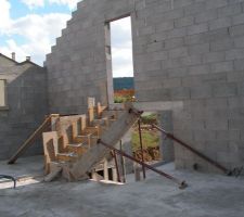 1er étage : escalier qui mène aux combles