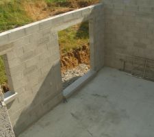 Vue depuis l'escalier des combles sur la cuisine et salle à manger