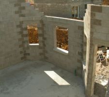 Vue depuis l'escalier des combles sur le salon et l'entrée