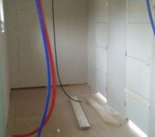 Pièce de travaille en cours  deux petit coins sièste et une petite salle de bain