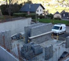 Mur du garage ok, reste un poteau &agrave; coffrer et couler, les poutres a pos&eacute; pour pouvoir attaqu&eacute; l'hourdi