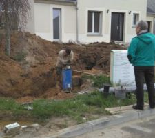 Début de pose des tuyaux évacuation extérieur.