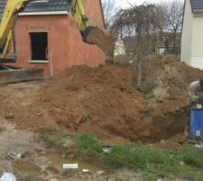 Début de pose des tuyaux évacuation extérieur.