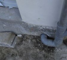 Début de pose des tuyaux évacuation extérieur.