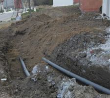 Début de pose des tuyaux évacuation extérieur.
