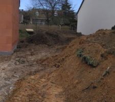 Début de pose des tuyaux évacuation extérieur.